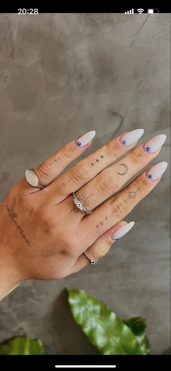 Hamsa Hand Finger Tattoo, Hamsa Hand Nails, Fatima Eye Nails, Hamsa Nail Art, Nail Inspo Evil Eye, Third Eye Nails, Evil Eye Finger Tattoo, Hamsa Nails, Bruja Nails