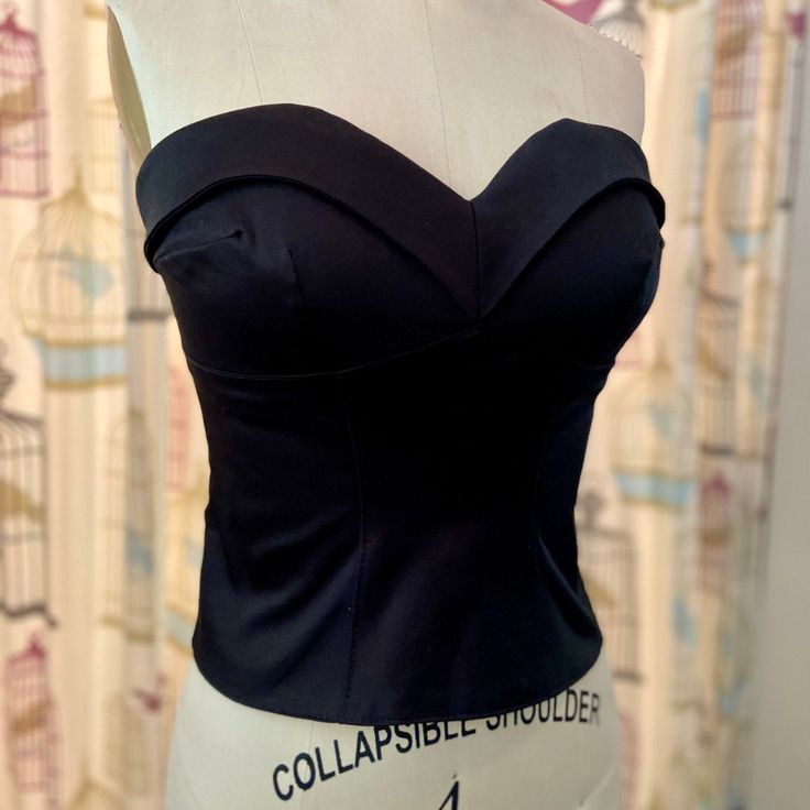 FINALLY!! Back in stock!! The Scarlett Bustier knows no boundaries! Let that wanderin' heart take you wherever and pair with whatever you please! Gorgeous sweetheart neckline that shows just the right amount of cleavage. Darling stretch cotton sateen bodice with darts and seams for the perfect fit throughout and finished with a fold over collar that wraps around the bust. Separating zipper hook/eye closure at the back. Fully lined in stretch cotton sateen and enhanced with boning at each seam an Open Cup Bras, Plus Size Corset, Underbust Corset, Back In Stock, Circle Skirt, Hook Eye, No Boundaries, Fold Over, Nice Tops