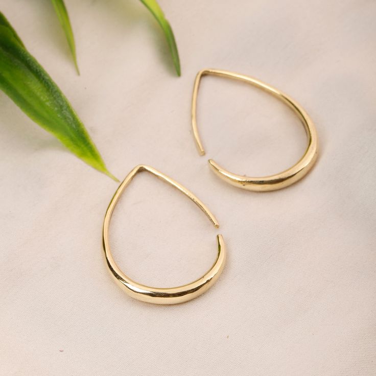 These minimalist hoop earrings are the epitome of understated elegance. Crafted with precision and finesse, these earrings are a perfect blend of simplicity and style. Made from high quality brass, these hoop earrings are lightweight and comfortable to wear, making them ideal for everyday use. Their elegant teardrop design with a polished finish will add a touch of sophistication to all your outfits. These versatile earrings are the perfect accessory to complete any outfit, whether you're dressi Modern Drop Hoop Earrings As Gift, Everyday Drop Hoop Earrings, Minimalist Drop Hoop Earrings With Ear Wire, Modern Drop Hoop Earrings, Minimalist Teardrop Hoop Earrings With Ear Wire, Modern Small Hoop Teardrop Earrings For Pierced Ears, Minimalist Teardrop Tarnish-resistant Hoop Earrings, Modern Teardrop Brass Hoop Earrings, Minimalist Tarnish-resistant Teardrop Hoop Earrings