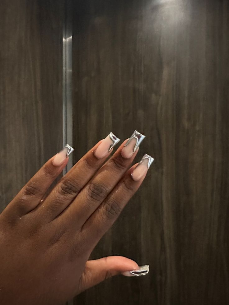 Cute Black And Silver Nails Ideas, Silver Nails On Dark Skin, Silver Chrome Birthday Nails, Silver Chrome Nails Designs 3d, Silver 3d Chrome Nails, Silver Chrome Nails Designs Square, Medium Chrome Nails, 3d Silver Nails, 3d Chrome Nails Short