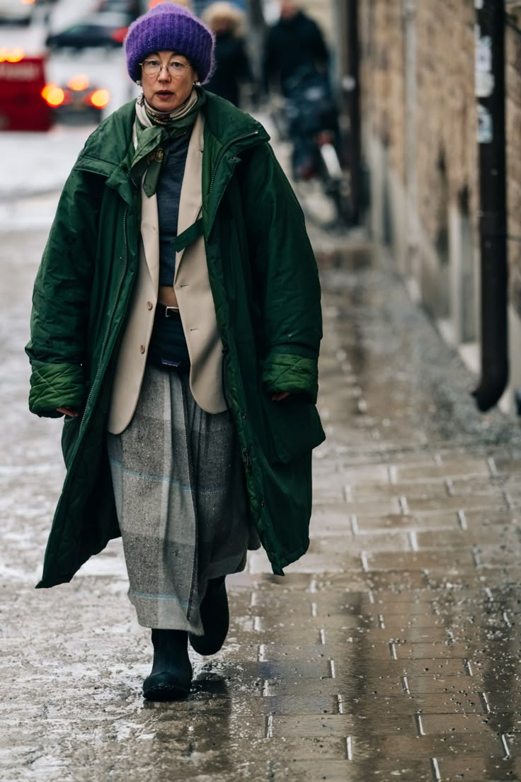 The Best Street Style from Stockholm Fashion Week Fall 2022 | Vogue Sweden Street Style, Layering Street Style, Layered Winter Outfits, Winter Layering Outfits, Long Green Coat, Stockholm Fashion Week, Winter Mode Outfits, Stockholm Street Style, Street Snap