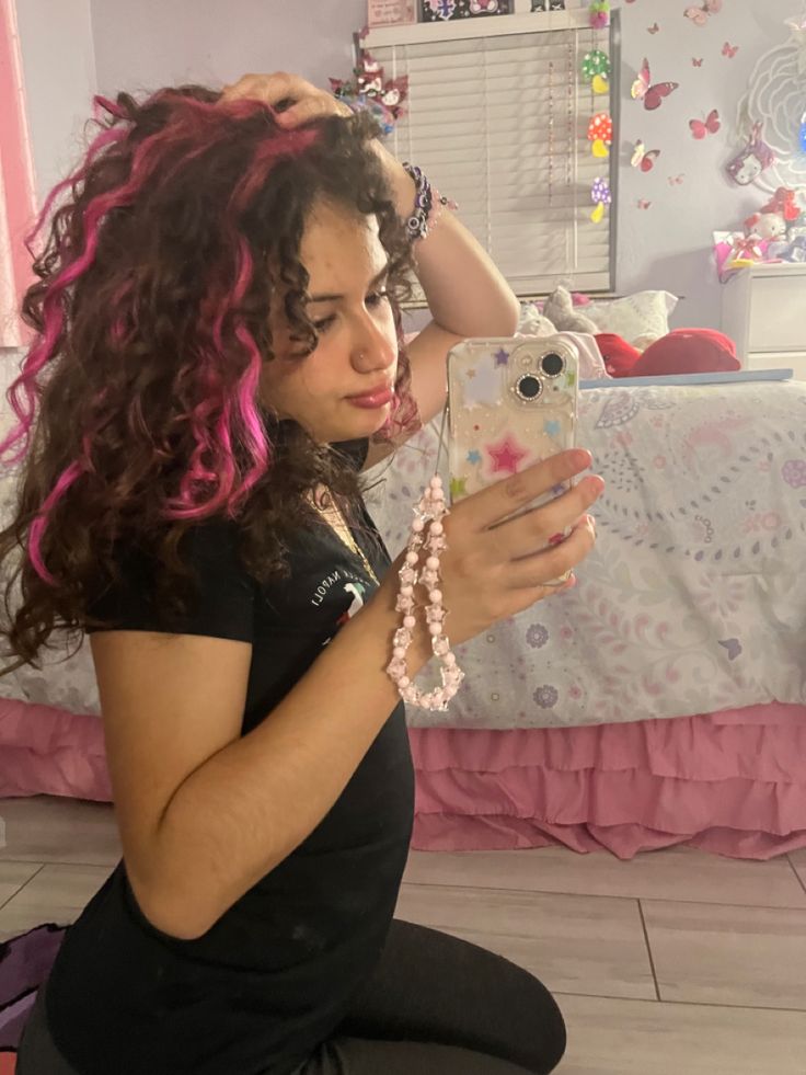 Skunk Curly Hair Aesthetic, Pink Streaks In Curly Hair, Skunk Stripe Hair Curly, Pink Skunk Hair Curly, Pink And Black Curly Hair, Pink Hair Streaks Curly, Pink And Brown Curly Hair, Curly Hair Pink Highlights, Skunk Streak Hair Curly