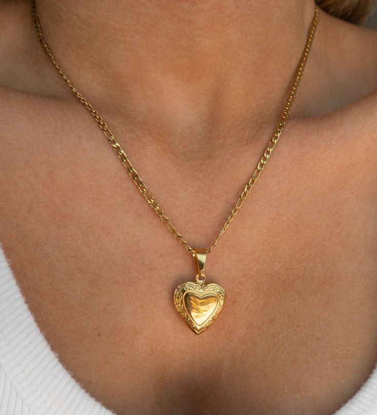 Figaro Gold Chain Heart Locket Necklace Length of Necklace: approx. 18 - 20 inches (adjustable) 18K Gold Plated Stainless Steel Good Quality Gold Necklace, Gold Heart Pendant Necklace, Gold Necklace Locket, Gold Engraved Heart Necklace, Heart Locket Aesthetic, Heart Necklace Outfit, Unique Gold Necklace Designs, Gold Necklace Aesthetic, Cute Gold Necklace