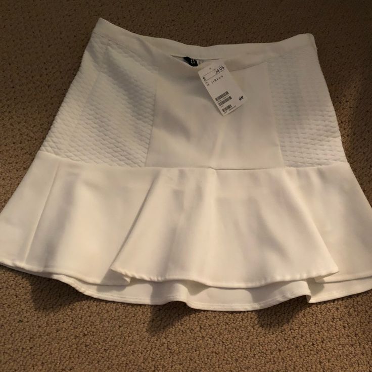 H&M White Skirt Chic H&m Skirt, Chic H&m Skirt For Spring, Chic Lined Skirt By H&m, H&m Pleated Skort For Summer, H&m Pleated Skort For Spring, Fitted H&m Skort For Spring, Chic H&m Lined Skirt, Chic Fitted H&m Skirt, Chic H&m Short Skirt