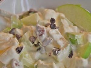 there is a salad with apples and raisins in it