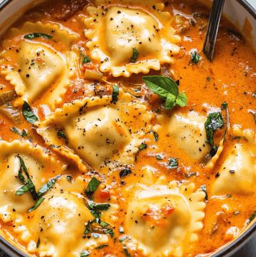 Dutch Oven Ravioli, Creamy One Pot Ravioli Soup, Creamy Tuscan Ravioli Soup, Creamy Ravioli Soup Recipe, Chicken Ravioli Soup Recipe, Slow Cooker Ravioli Soup, Ravioli Chicken Soup, Ravioli Soup Vegetarian, One Pot Ravioli Soup