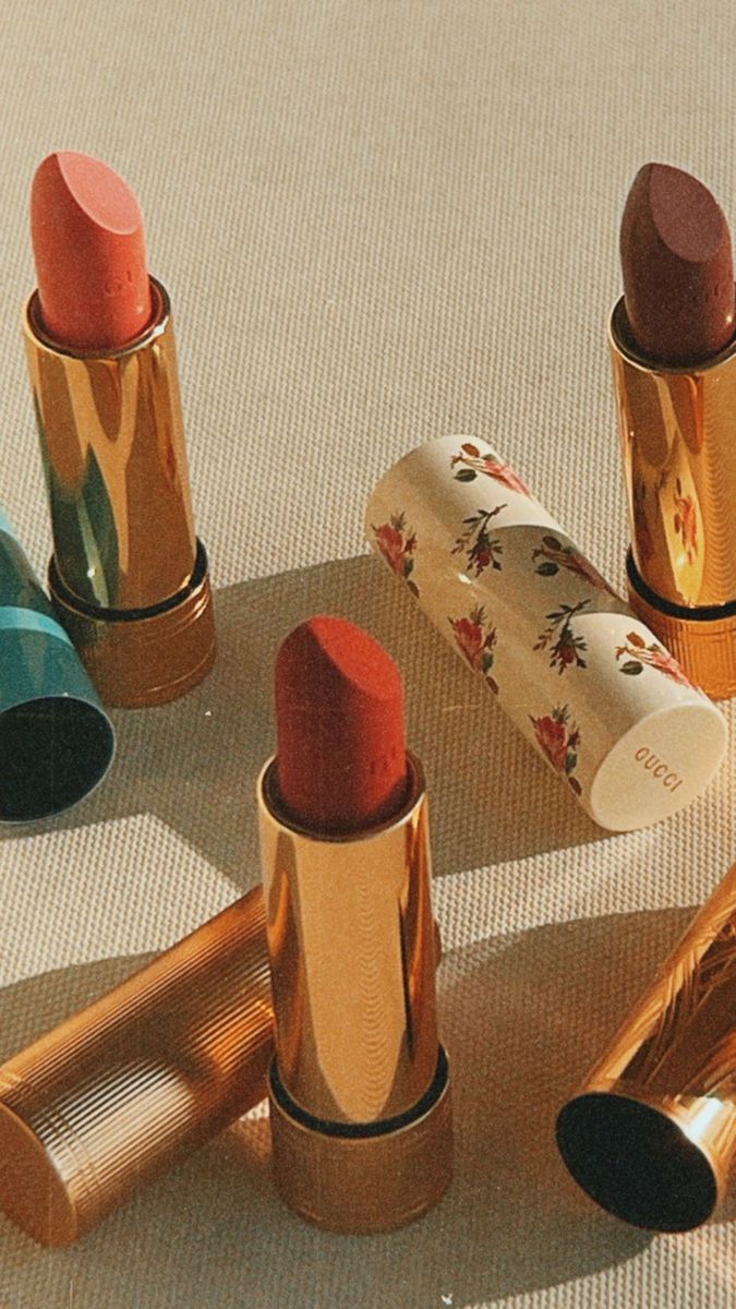 Gucci Product Photography, Gucci Makeup Aesthetic, Gucci Lipstick Aesthetic, Makeup Flatlay Aesthetic, Vintage Beauty Aesthetic, Lipstick Aesthetic Vintage, Lipstick Aesthetic Photography, Lipsticks Aesthetic, Makeup Feminine