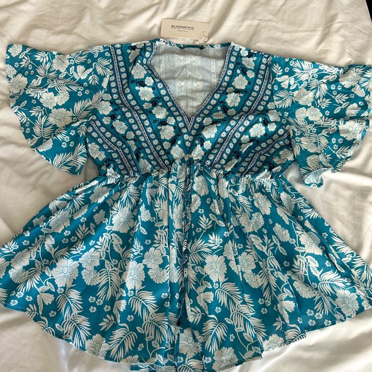 Bloomchic Flutter Sleeve Blouse Size 12 Never Worn Synced Waist Casual Turquoise V-neck Blouse, Chic Printed Blouse With Flutter Sleeves, Spring Printed Blouse With Butterfly Sleeves, Spring Blouse With Printed Butterfly Sleeves, Bohemian Ruffle Sleeve Tops For Day Out, Bohemian Tops With Ruffle Sleeves For Day Out, Casual Printed Blouse With Butterfly Sleeves, Summer Vacation Blouse With Butterfly Sleeves, Chic Flutter Sleeve Floral Print Tops