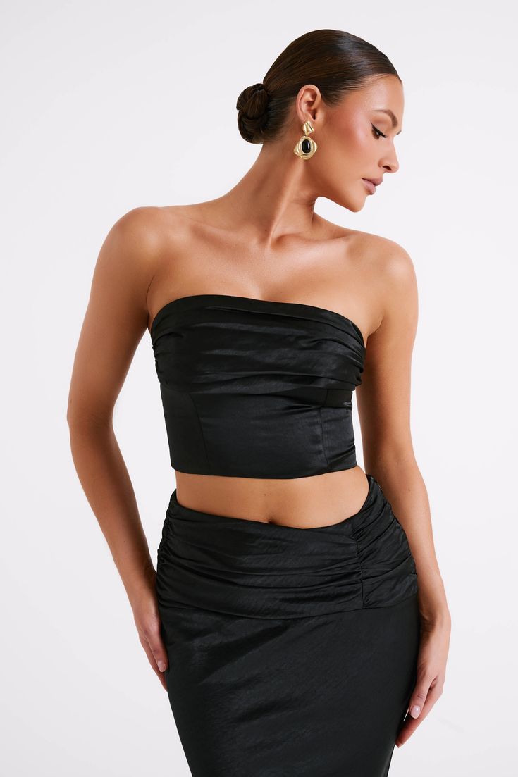 Ruch it.The KHALANI is a strapless cropped tube top with neckline ruching and a fully lined bust. Its smooth, fully lined satin fabrication offers both comfort and structure while its hook-and-eye closure at the back promises easy wash-and-wear. A simple yet casually sophisticated top, its fitted bodice and shiny fabrication highlights the body curves in a subtly sensuous way. Complete the look with the Kahlani Ruched Satin Maxi Skirt. Italian Summer Outfits, Italian Fashion Street, Crochet Maxi Skirt, Satin Maxi Skirt, European Summer Outfits, Black Dress Prom, Mini Sundress, Body Curves, Italian Summer