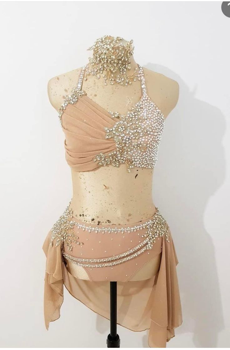 a woman's belly dance costume is displayed on a mannequin