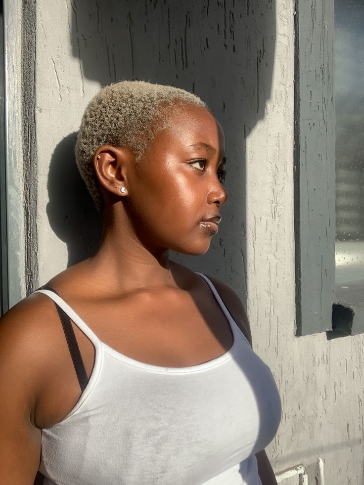 Black Girls With Short Hair, Short Buzzed Hair, Girls With Short Hair, Big Chop Natural Hair, Hair 90s, Short Dyed Hair, Buzzed Hair, Short Hair Black, Dyed Natural Hair