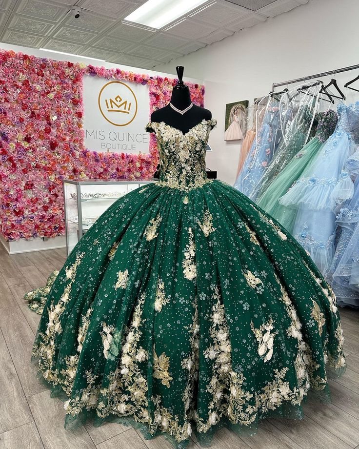 Quinceanera Dresses With Intricate Embroidery, Green Lace Dress With Intricate Embroidery, Fitted Dresses With Intricate Embroidery For Quinceanera, Green Embroidered Lace Dress, Emerald Quinceanera Dress, Green Quince Dress, Quinceanera Dresses Green, Ball Gown Quinceanera Dresses, Green Quinceanera Dresses