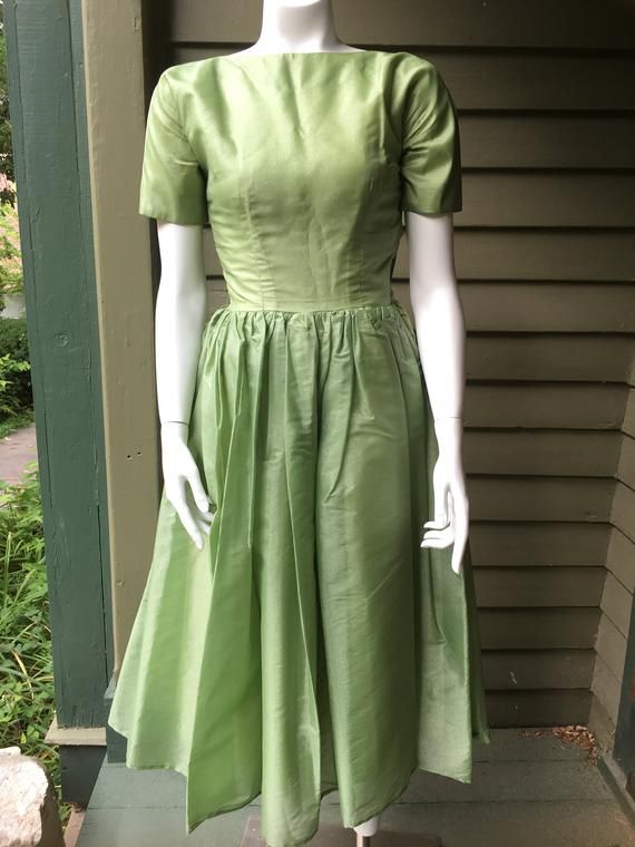 1950's green party dress with full skirt. Size extra small.Great condition.24" waist33" bust 1950s Dress Formal, Daphne Costume, Girl Scout Badges, 1950s Dress, 50s Fashion, Vintage Yellow, Fashion History, Full Skirt, Dress Clothes For Women