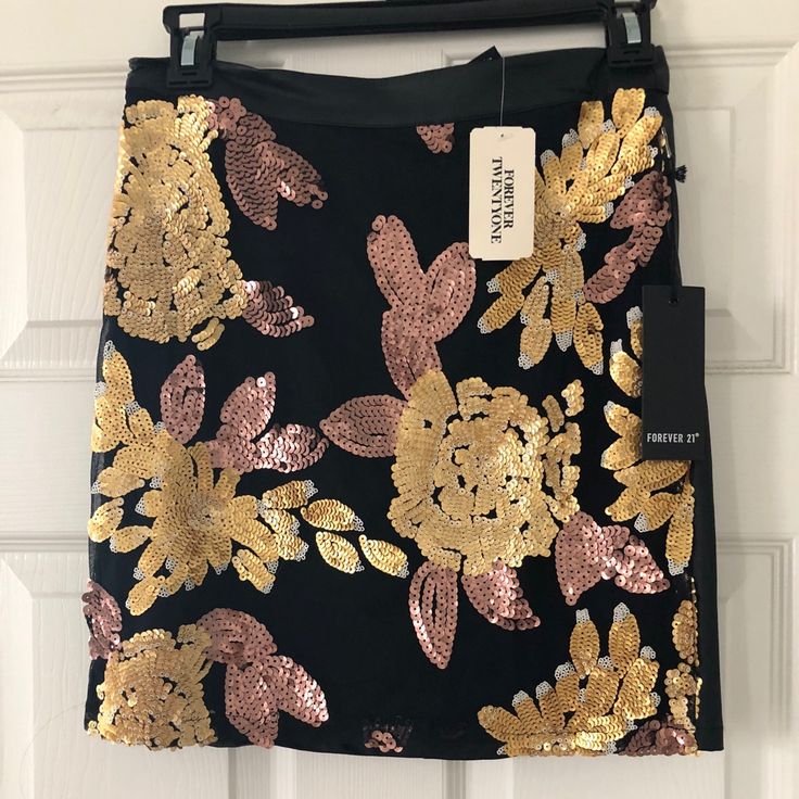 New And Has All Original Tags Size: S Black Fake Leather Mini Skirt With Gold And Rose Gold Sequins If You’re 5’6 Or 5’7 It Hits Mid Thigh Rose Gold Sequin, Leather Mini Skirt, Forever 21 Skirts, Gold Sequins, Leather Mini Skirts, Leather Mini, Mini Skirt, Forever 21, Sequin