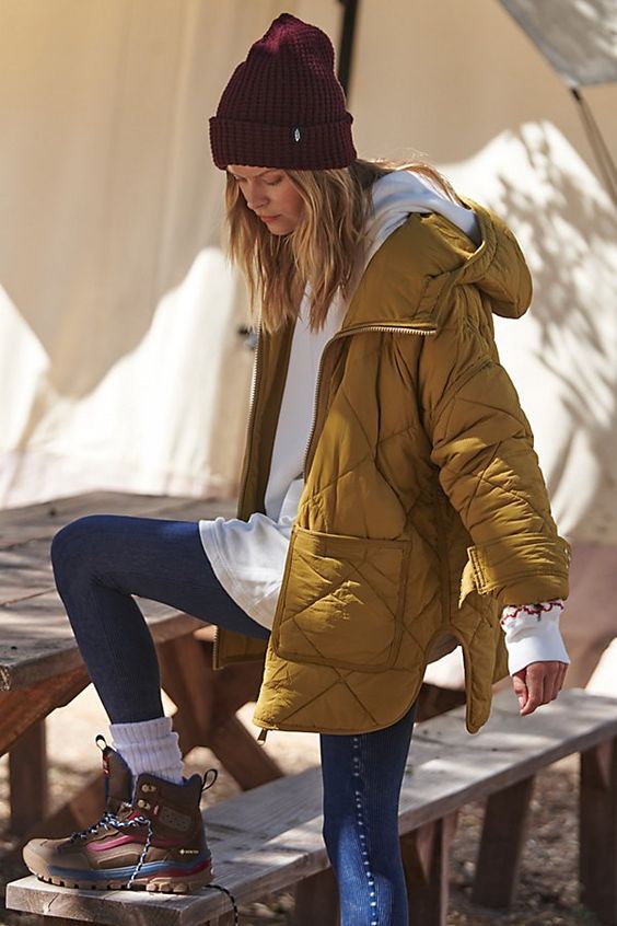 Free People Puffer Jacket, Cold Weather Hiking Outfit, Free People Winter, Winter Camping Outfits, Womens Puffer Jacket, Camping Outfits For Women, Outdoor Outfits, Beanie Outfit, Nyc Outfits