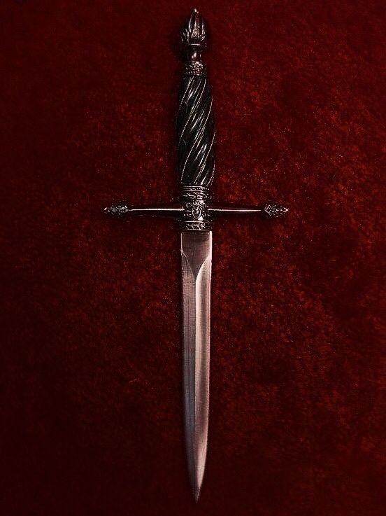 Fantasy Dagger, Knife Aesthetic, Pretty Knives, Yennefer Of Vengerberg, Cool Swords, Goth Aesthetic, Fantasy Aesthetic, Red Aesthetic, Character Aesthetic