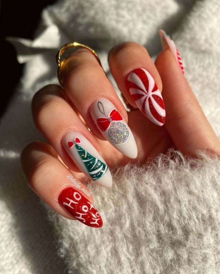 Christmas Nails For Your Holiday Look - Her Blog Journal Disney Christmas Nails, Xmas Nail Designs, Christmas Nail Colors, Christmas Nail Ideas, Festive Nail Designs, New Years Eve Nails, Unghie Nail Art, Snowflake Nail Art, Red Christmas Nails