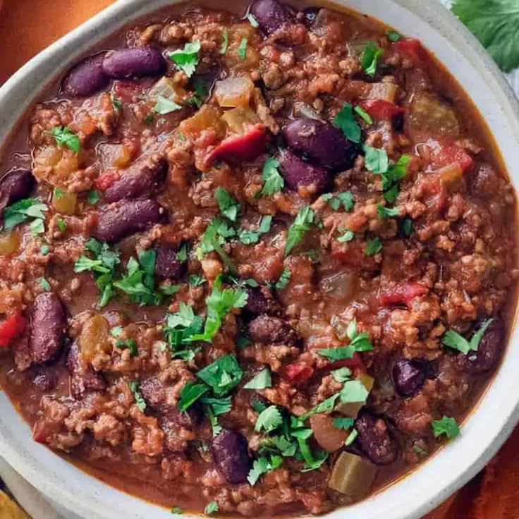 Easy Jamie Oliver Slow Cooker Chilli Con Carne Recipe Crockpot Chilli, Slow Cooker Chilli Con Carne, Chili Ideas, Beef And Bean Chili, Slow Cooker Chilli, Chilli Con Carne Recipe, Slow Cooker Chili Easy, Chili Con Carne Recipe, Spicy Chili Recipe