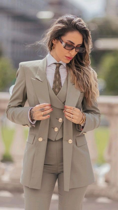 Latest Graduation Outfits, Graduation Suits For Women, Feminine Universe, Fancy Attire, Blazer Outfits For Women, Business Attire Women, Modest Dresses Casual, Stylish Work Attire, Business Casual Outfits For Women