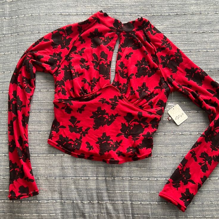 Free People Printed Long Sleeve Top Nwt Color: Black And Red Keyhole As Shown In Photos Button’s Located On Back Size: X-Small Could Fit Up To A Size 4 Edgy Red Top For Night Out, Red Stretch Edgy Top, Fitted Red Top In Edgy Style, Fitted Long Sleeve Tops For Date Night, Floral Print Long Sleeve Top For Night Out, Long Sleeve Floral Print Tops For Night Out, Red Floral Print Top For Night Out, Stretch Floral Print Tops For Night Out, Edgy Red Tops For Fall