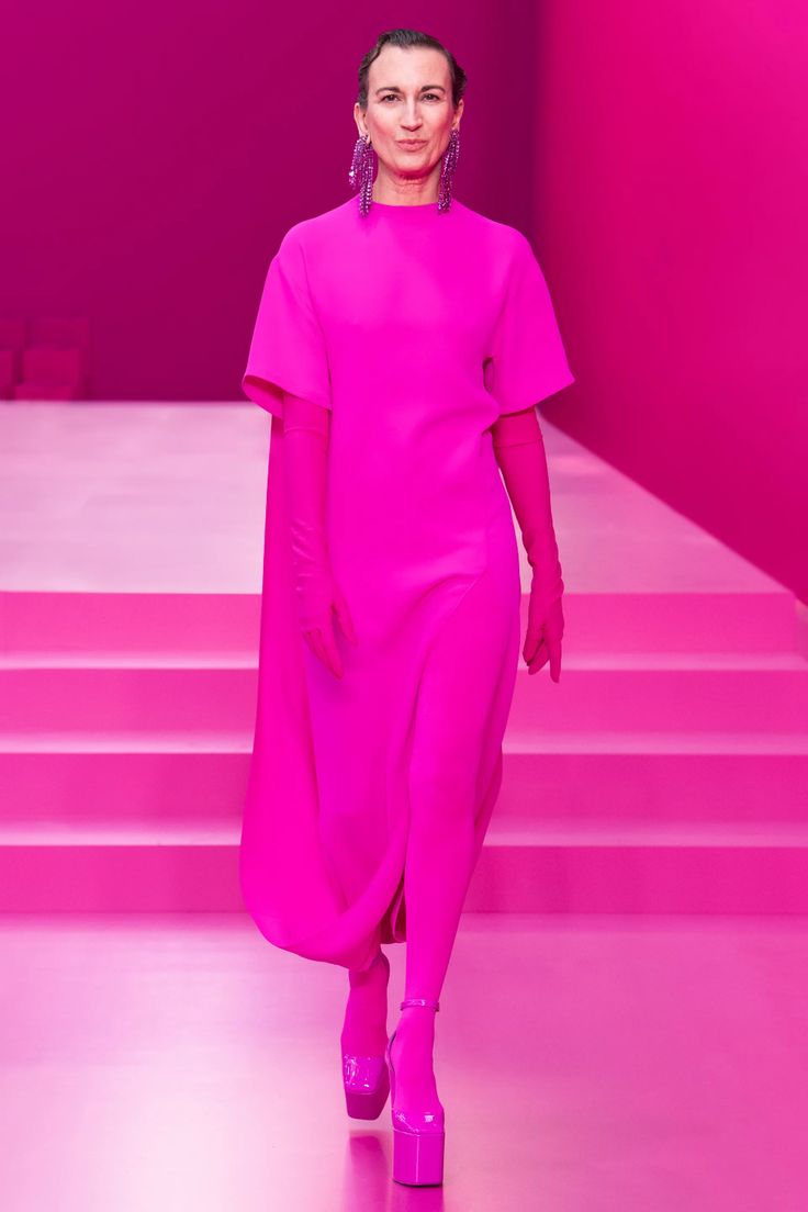 Valentino Fall 2022 Ready-to-Wear Fashion Show | Vogue Valentino Fall 2022, Fall Ready To Wear, Valentino Pink, Barbie Core, Outfit 2022, Olivia Wilde, Spring Fashion Trends, Fall 2022, Fashion Show Collection