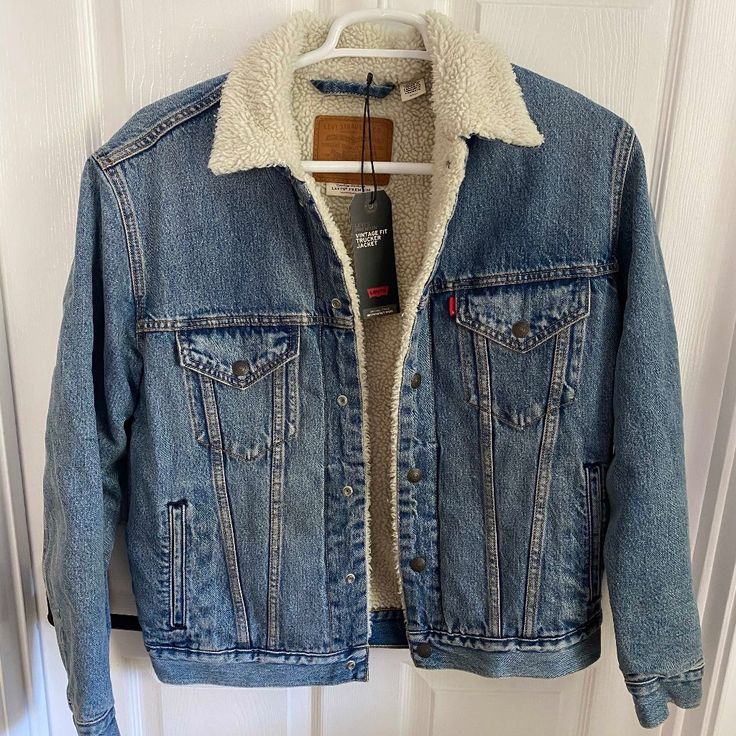 Nwt Size Small Never Worn Excellent Condition Sherpa Jean Jacket, Womens Levi Jeans, Trucker Jacket Women, Levi Jean Jacket, Pink Denim Jacket, Levi Denim Jacket, Jacket Sherpa, Distressed Jean Jacket, Waves Wallpaper