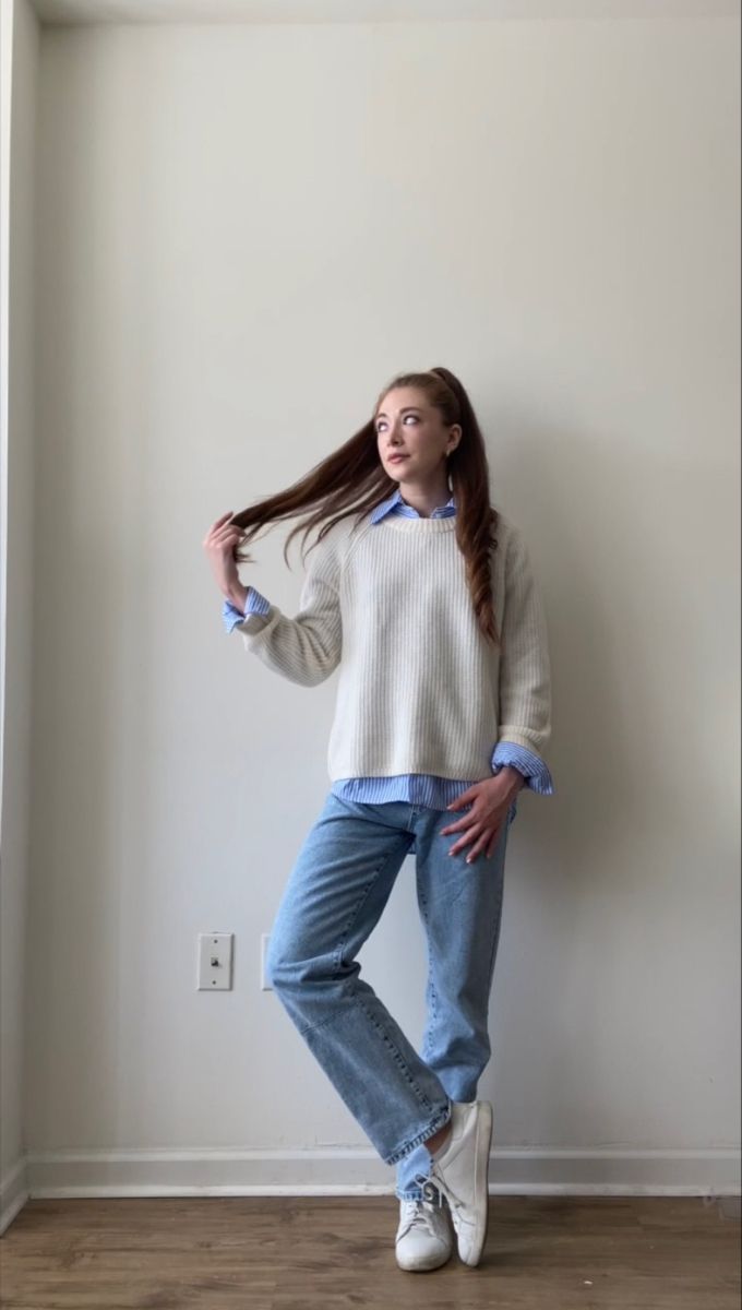 Casual Fall Outfit Inspo For School 📚��🍂 This includes a blue & white striped blouse, baggy mom jeans, cream colored cashmere sweater, and white sneakers. Cute, comfy, & casual. Blue Shirt And Sweater Outfit, Blue And White Stripes Outfit, Light Blue Sweater Outfit, Blue And White Striped Shirt Outfit, Striped Blouse Outfit, Montreal Winter, Blue Outfit Winter, Basic White Blouse, Collared Shirt Outfits