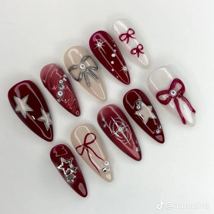 Design Press On Nails, Xmas Nails Aesthetic, Cute Xmas Nail Designs, Trendy Nail Art 2024, Red Theme Nails, Alt Christmas Nails, Lovecore Nails, Dark Coquette Nails, Romantic Goth Nails