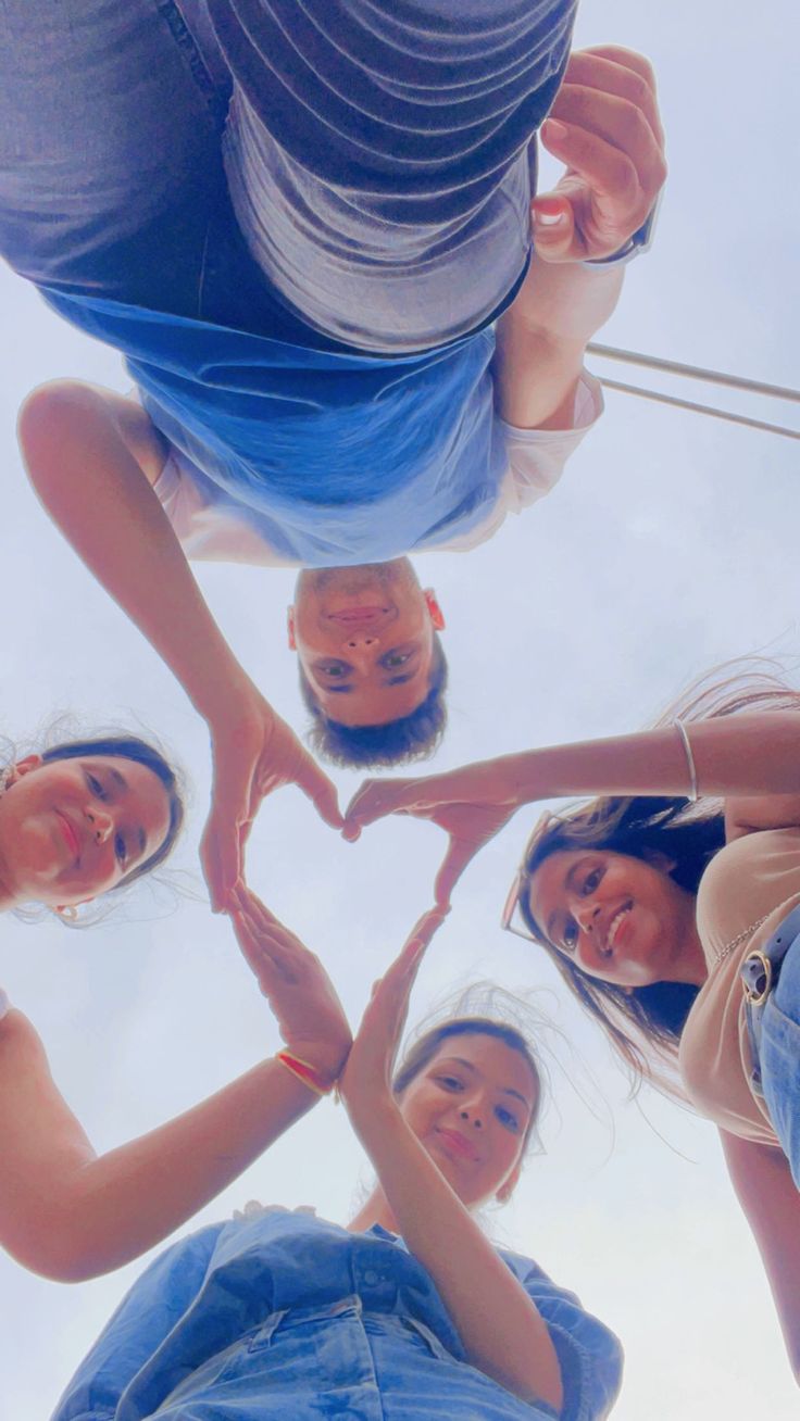 A heart made by four friends by using their hands in such a way. Selfie Pose Friends, Holi Poses With Sister, Eid Pics Poses With Cousin, Photo Poses With Friends Group, Cousins Poses Group Shots, 4 Cousins Photo Ideas, Family Selfie Poses, Photo Ideas With Cousins, Holi Poses With Friends