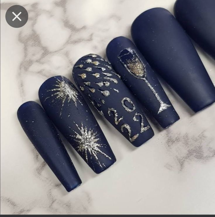 New Years Eve Nails Ideas, Regular Manicure, Customized Nails, New Years Nail, Deer Nails, Nail Noel, New Years Nails, New Years Nail Art, New Years Nail Designs