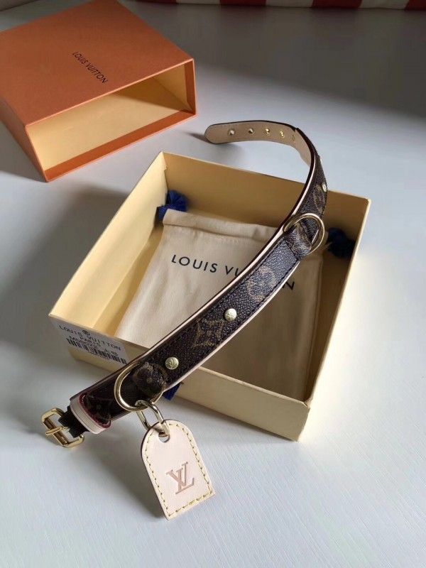 the louis vuitton belt is in its box and has a tag on it