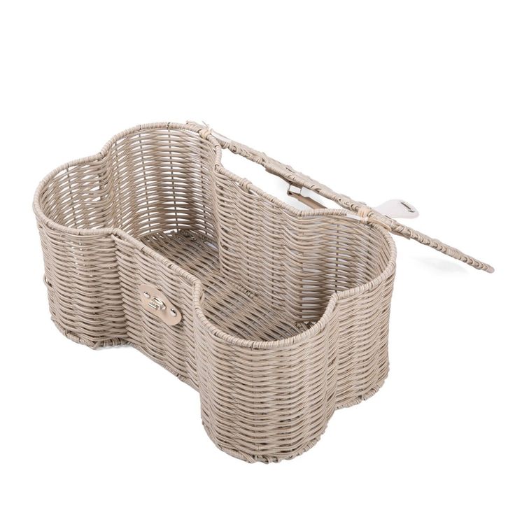 a wicker basket with two spoons in it