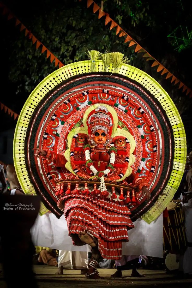 Veera Chamundi Theyyam Kerala Traditional Art, Theyyam Photography, Kerala Art, Indian Classical Dancer, Cultural Dance, Heart In Nature, Ganapati Decoration, All Godzilla Monsters, Kerala Mural Painting