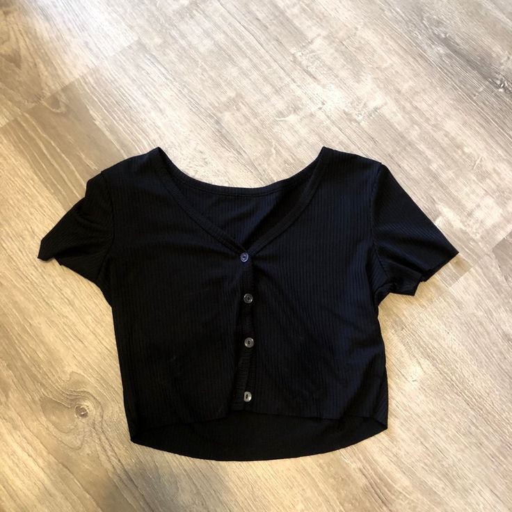 Never Worn!! Cute Black Button Up Crop Top Slytherin Clothes, Cute Twins, Crop Top Outfits, Cropped Tee, Short Sleeve Button Up, Black Crop, Black Button, Crop Shirt, Crop Tee