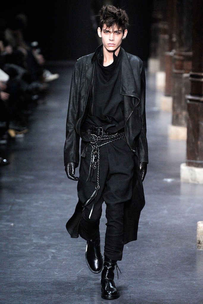 Ann Demeulemeester Fall 2010 Menswear Fashion Show Grunge Cyberpunk, 2010 Fashion Trends, Minimalist Goth, Shadow Realm, Goth Guys, Black Clothes, Gents Fashion, Mens Fashion Edgy, Hedi Slimane