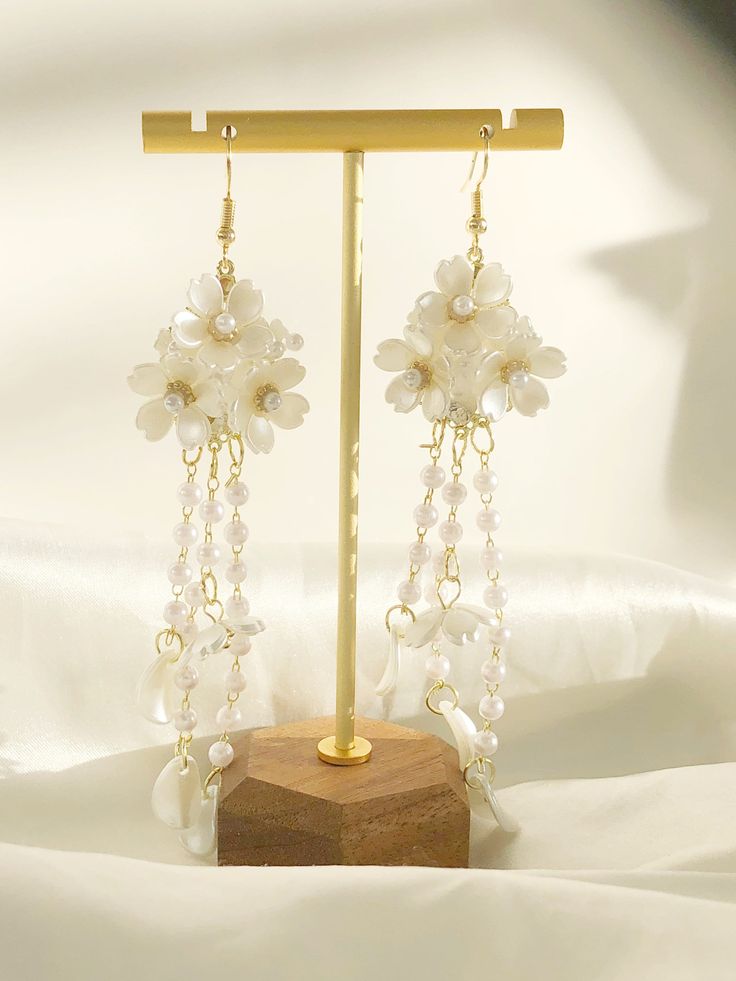 Cute Flower and faux pearl long dangle earrings, White Fairy Flower Earrings, Dainty Floral earring, Gift for her， gift for mum How to choose closure: 🌸Stud-  for Pierced ears: *14k/18k gold plated (ball + bar/or just ball part, will be sent randomly ) +Silver bar part, if you would like a specific kind of them please feel free to contact me. * Comes with a pair of earring back stoppers (metal +rubber, like the photo) * Comes with a polishing cloth, if you pay for gift wrap as well, only one po Planet Earrings, White Fairy, Food Earrings, Vintage Style Earrings, Earring Gift, Animal Earrings, Silver Bar, Making Earrings, Long Dangle Earrings