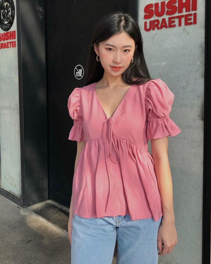 Chiffon Tops For Women Trendy, Chiffon Blouses Designs, Traditional Dresses Designs, Blouse Casual Fashion, Trendy Shirt Designs, Stitching Ideas, Fashion Top Outfits, Modest Dresses Casual, Fashion Tops Blouse