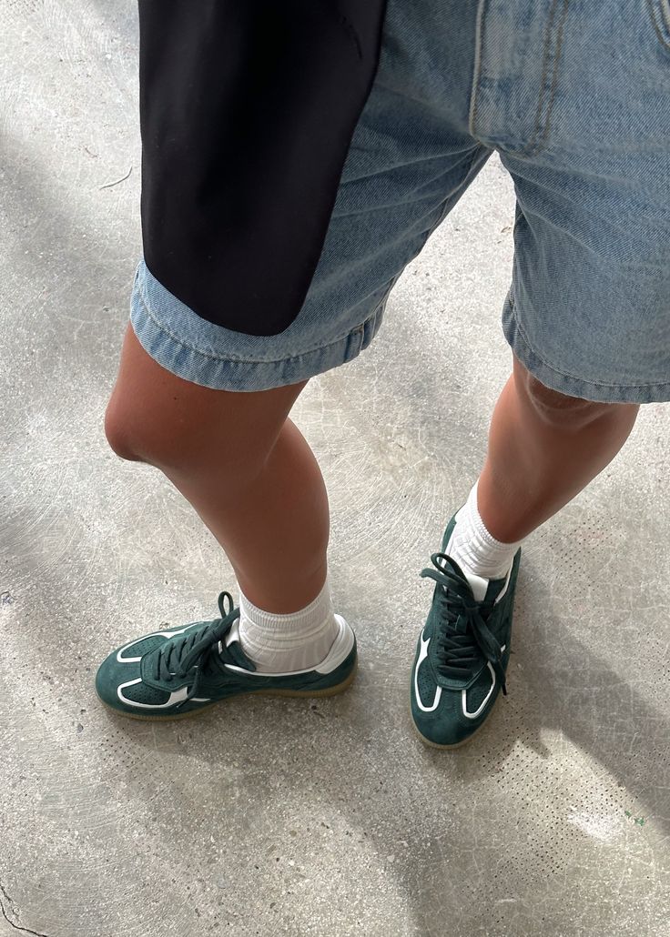 Zapatillas de ante verde con detalles de cuero blanco
En el tono verde favorito del otoño, las zapatillas Tb.490 están confeccionadas en ante con detalles en cuero blanco. Asentadas sobre una suela de goma rugosa, se completan con detalles clásicos, incluyendo costuras visibles y el logotipo estampado. Fall Sneakers, Vegan Boots, Sustainable Leather, Green Sneakers, Swag Shoes, Green Suede, Sneakers Outfit, Suede Sneakers, Flat Sneakers