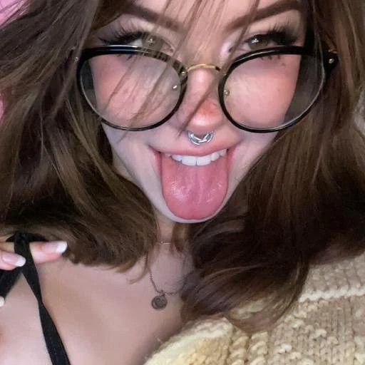 Egirl With Glasses, Egirl Glasses, Hippie Glasses, Goth Egirl, Glasses Makeup, Anime Canvas Art, Dark Makeup, Emo Girls, Girls With Glasses