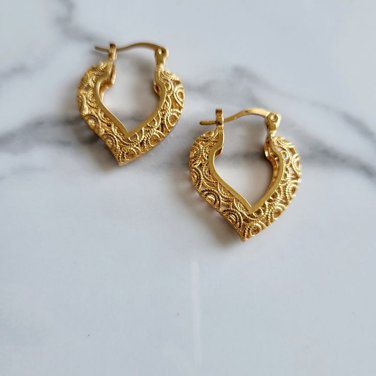 24k gold plated beautiful intricate tear hoop earrings. Hoop has cute design along the tear shaped earrings. Tarnish free and water resistance  Bohemian style hoop earrings Dreamy Jewelry, Jewelry Wishlist, Bali Earrings, Earrings Hoop, Jewelry Lookbook, Ear Cuffs, Lovely Earrings, Mode Inspo, Boho Stil