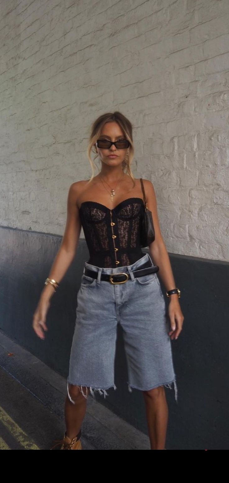 Corset Top Street Style, Denim Shorts Dressy Outfit, Jean Shorts Club Outfit Night, Going Out To The Bar Outfits Night, Bermuda Shorts Outfit 2024, Shorts Bar Outfit, Summer Going Out Outfit Bar, Nyc Street Style Spring 2024, Shorts 2024 Trends