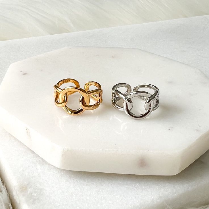 Keilani Ring is a cool, stylish ring that is so edgy and statement making. This ring features a continuation of linking circles. 925 Silver Stamp on the inside of the ring Size adjustable