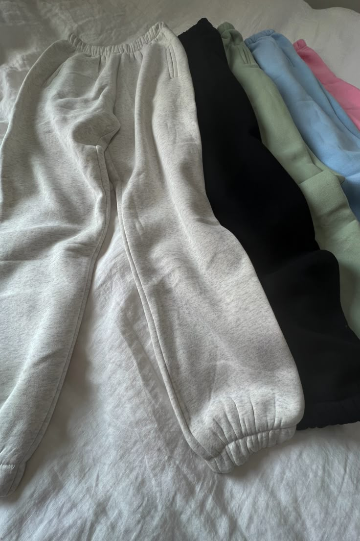 High Waisted Pocketed Super Plush Joggers / 50% Poly 50% Cotton TNA + ARITZIA Dupe!! Supeeer BESTSELLER Extremely comfy Where To Buy Sweatpants, Satin Sweatpants, Aritzia Sweatpants, Sweatpants Aesthetic, Best Sweatpants, Sweatpants Cute, Concert Outfit Winter, Tna Aritzia, Cute Sweats