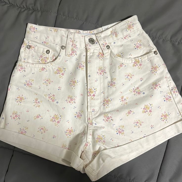 New With Tags. Zara Jean Shorts Size 00. Cream With Flowers Flower Jean Shorts, Fairycore Shorts, Cute Spring Shorts, Coquette Bottoms, Coquette Jeans, High Wasted Jean Shorts, Concert Clothes, Zara Jean Shorts, Trip Fits