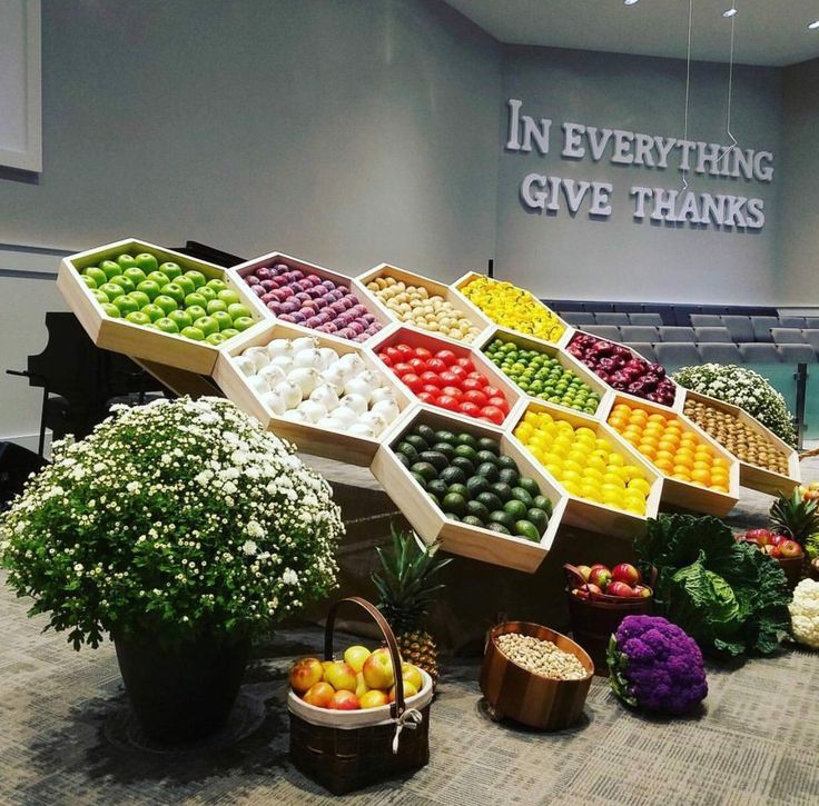 there are many different fruits and vegetables on display in the room with words above them