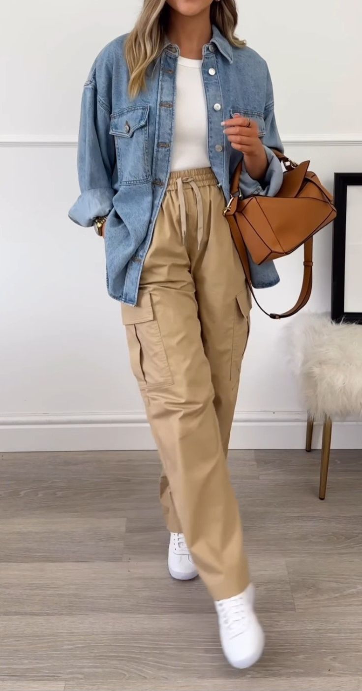 Camel Cargo Pants Outfit, Pantalones Beige Outfit, Outfit Cargo Beige, Beige Pants Outfit Winter, Outfit Con Pantalon Beige, Cargo Joggers Outfits Women, Argentina Clothing, Denim Cargo Pants Outfit, Beige Pants Outfit