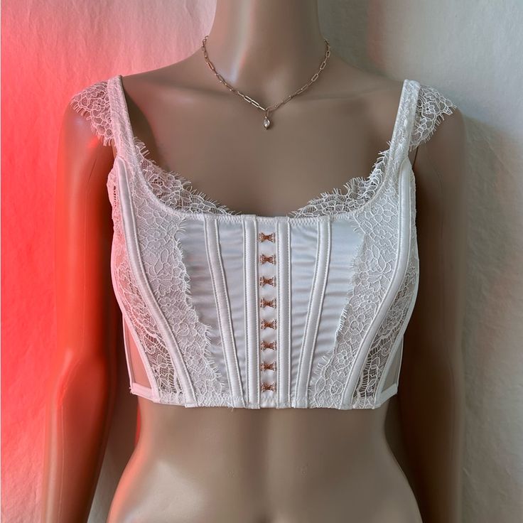 Brand New, No Damage White Underwire Corset With Lace Trim, Feminine White Corset With Boned Bodice, White Lace Trim Underwire Corset, Summer White Underwire Corset, White Underbust Corset With Lace Trim, White Underwire Corset With Boned Bodice, White Lace Trim Underbust Corset, White Lace Tops With Boned Bodice, White Lace Top With Boned Bodice