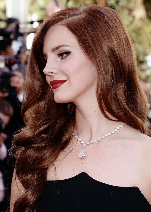 Lana Del Rey #LDR                                                                                                                                                                                 More Mahogany Hair Color, Lana Del Rey Hair, Hair Color 2017, Hair Color Mahogany, Mahogany Hair, Hair Color Guide, Celebrity Hair Colors, Hair Color Formulas, Hair Color Auburn