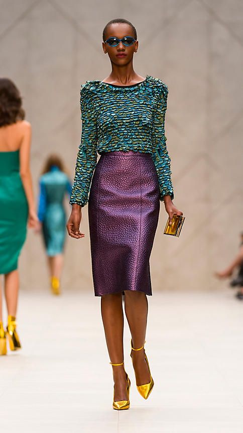 Metallic Purple Pencil Skirt, Tube Skirt, British Outfits, Burberry Prorsum, Leather Pencil Skirt, Purple Leather, Pencil Skirts, Colorful Fashion, Skirt Outfits