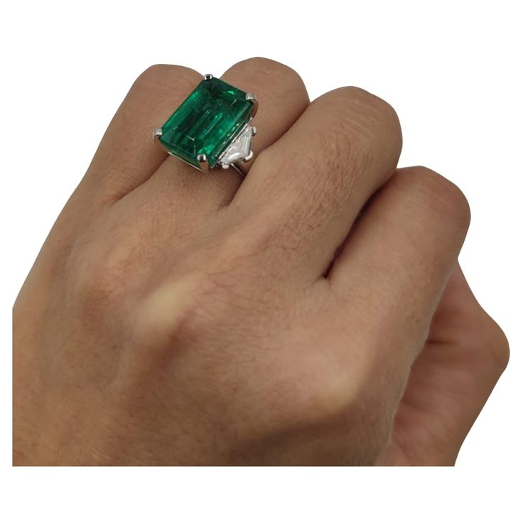 Emerald Ring Design, Diamond Emerald Ring, Yellow Gold Cocktail Ring, Gisele Bündchen, Jewels Rings, Gold Cocktail Ring, Gold Cocktail, Colombian Emeralds, Diamond Rings Bands